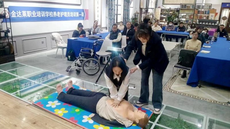老人陪护服务加盟代理，哪些条件是关键？**