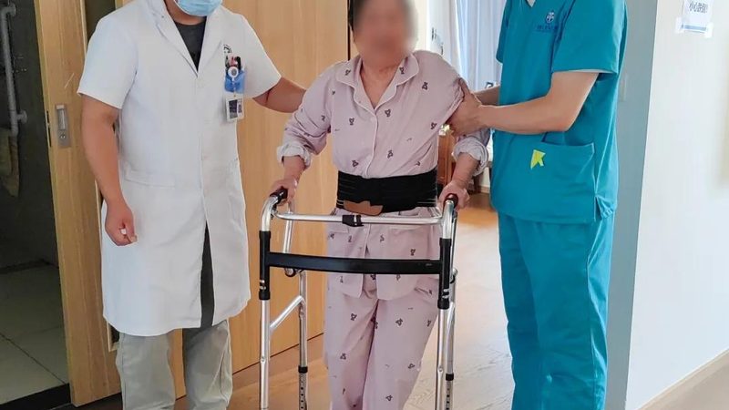 养老照护用具材质选择：安全与舒适的平衡之道