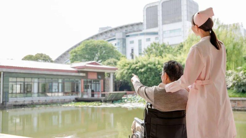 养老护理员：守护失能老人的温暖守护者